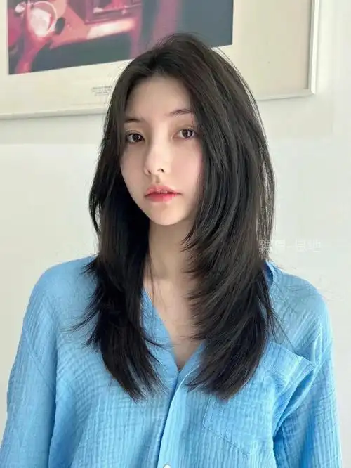 长发女生这样剪减龄又耐看