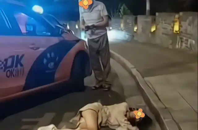 女子穿短裤深夜醉酒躺在下水道口衣衫凌乱呕吐不止一直哭泣