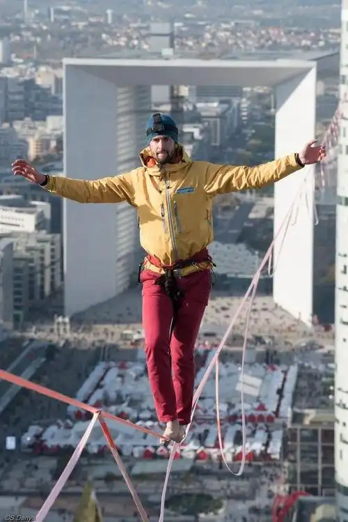 对,就是下面这位身高1米97的大男孩.