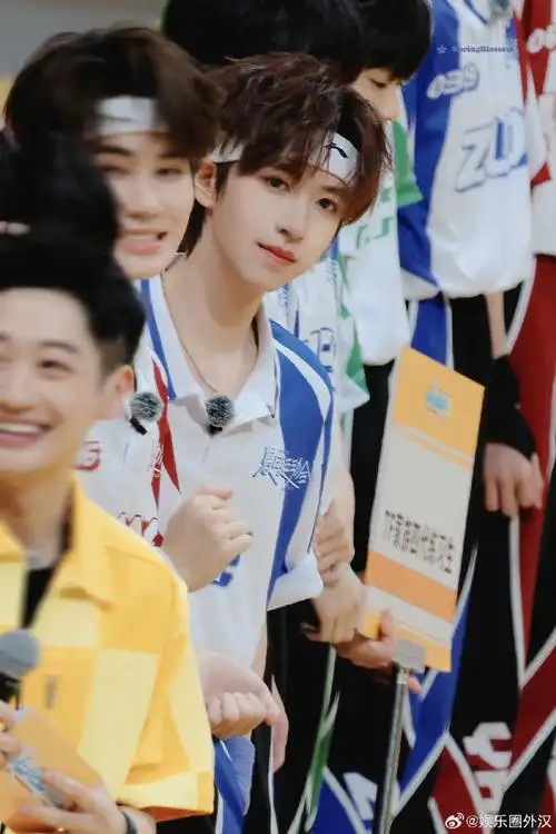 灯牌的反应笑99又被调戏了孩子#贺峻霖被调戏了##贺峻霖直接聊上了