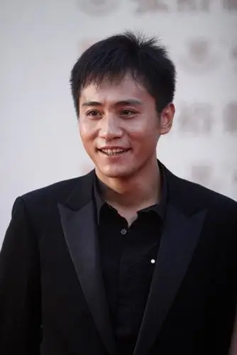 型男刘烨红毯秀笑容灿烂