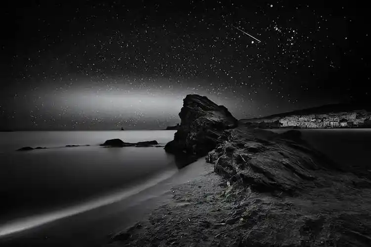 简洁宁静飘渺的极简黑白摄影作品