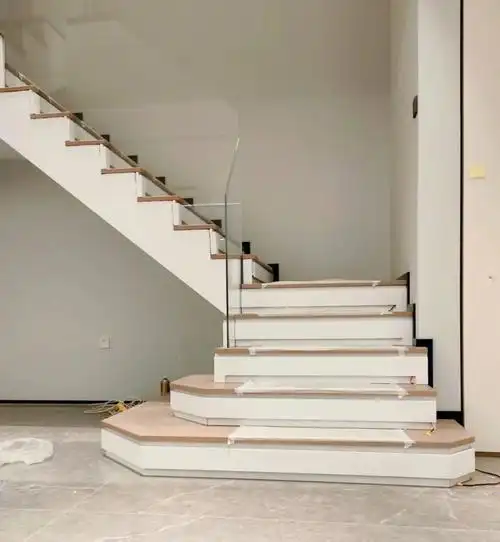 奶茶色实木踏步搭配玻璃楼梯必入手