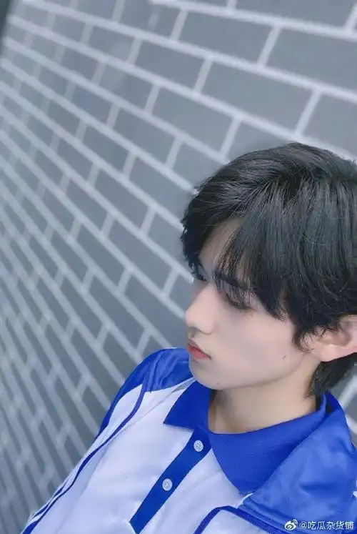 宋亚轩晒校服自拍