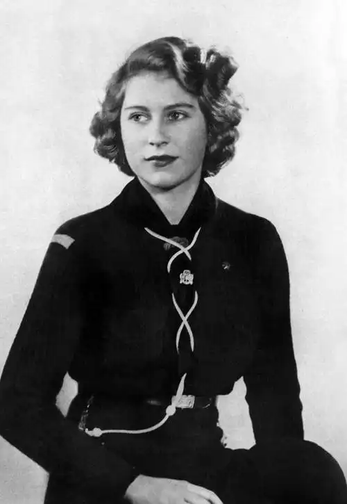 女王究竟多美?英国女王年轻时颜值美照,首张官方照容颜不输黛妃