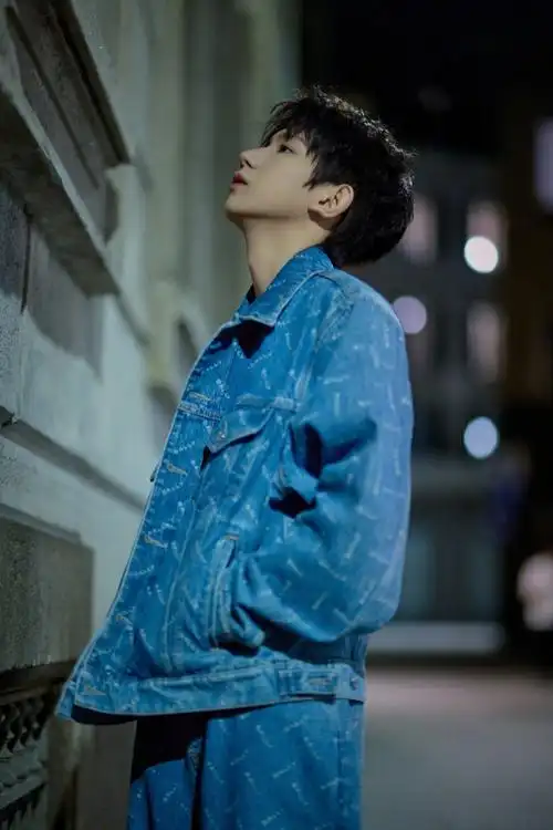 王源米兰街头牛仔大片##王源米兰时装周上班造型