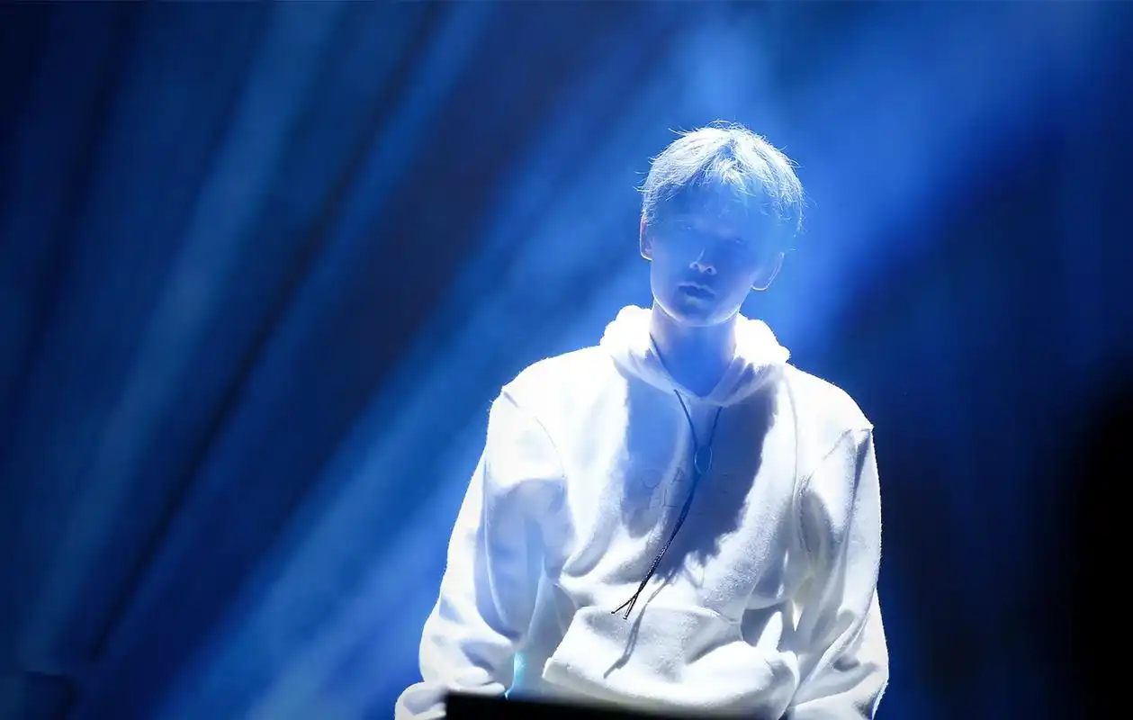 酷帅杨洋生日会高清壁纸_帅气迷人的男星