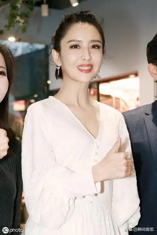 佟丽娅近照 神采奕奕微笑甜美 网友:嫩成18岁少女