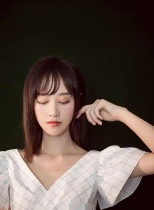 蓝盈莹大学旧照曝光,长发齐刘海气质清纯,侧脸不凸嘴比现在好看