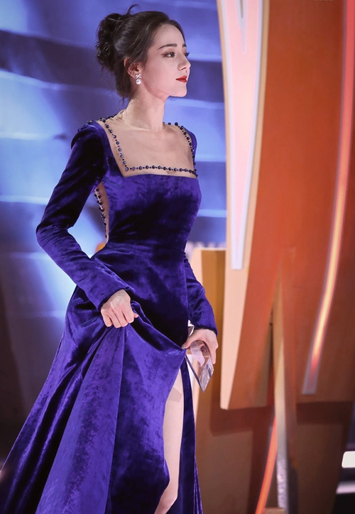 迪丽热巴人美又会穿一袭宝蓝色丝绒长裙高贵典雅高级时髦