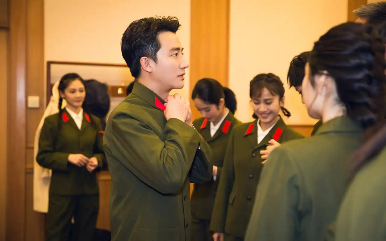 黄轩芳华图片桌面高清壁纸