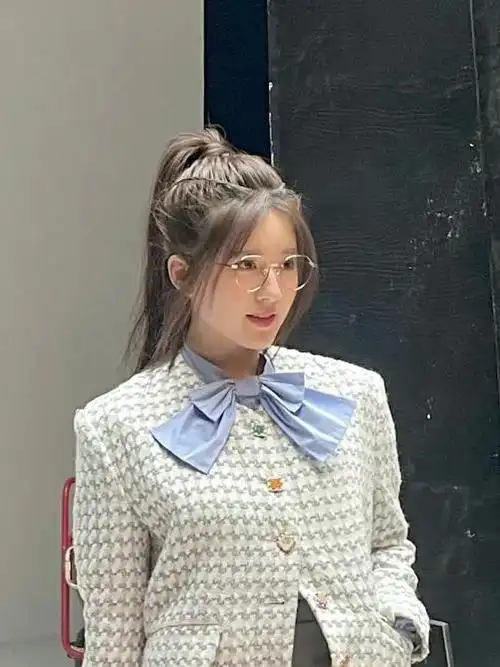 所以jennie,虞书欣,赵露思这些女明星中的圆脸代表平时这么爱扎丸子头