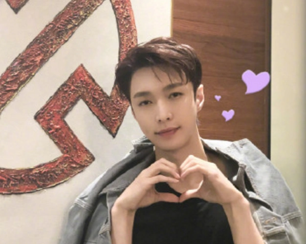 张艺兴祝福网友情人节快乐,双手比心超级有爱