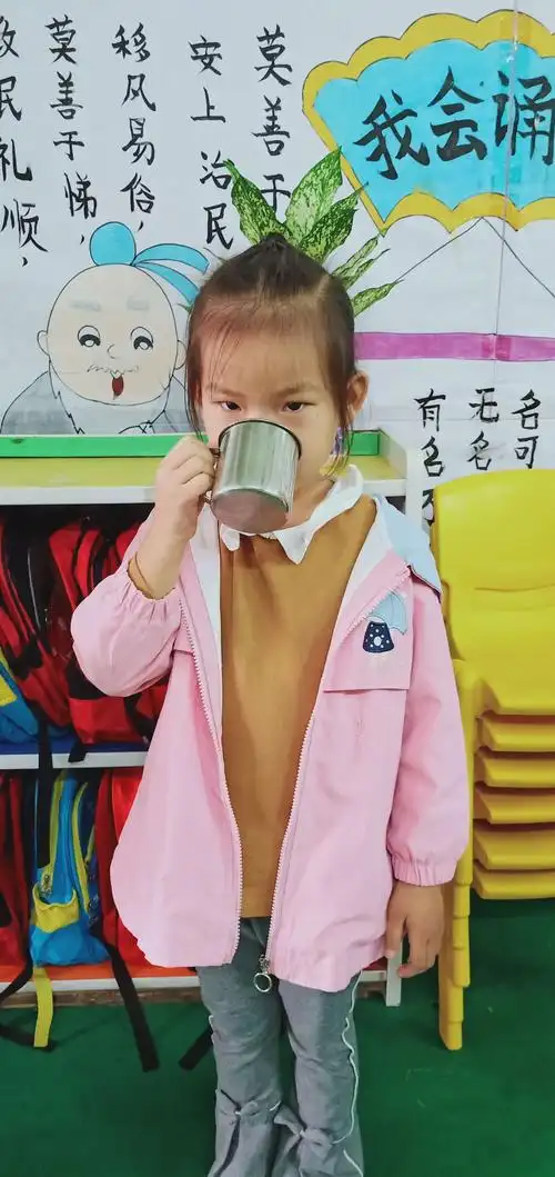 童仁国学礼仪幼儿园大二班喝水相册