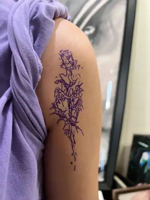 在2021即将结束的一天决定纹了第一个纹身 纹在左上臂的位置 荆棘玫瑰