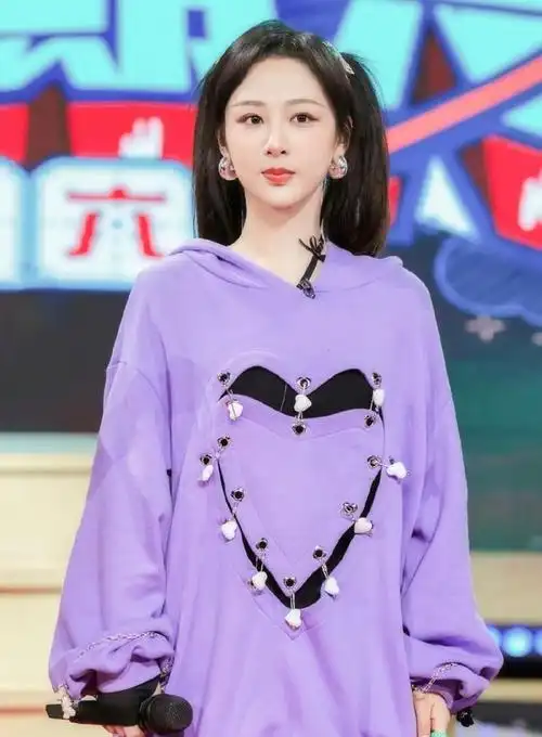 杨紫越来越美了老气的紫色她穿上就很高级