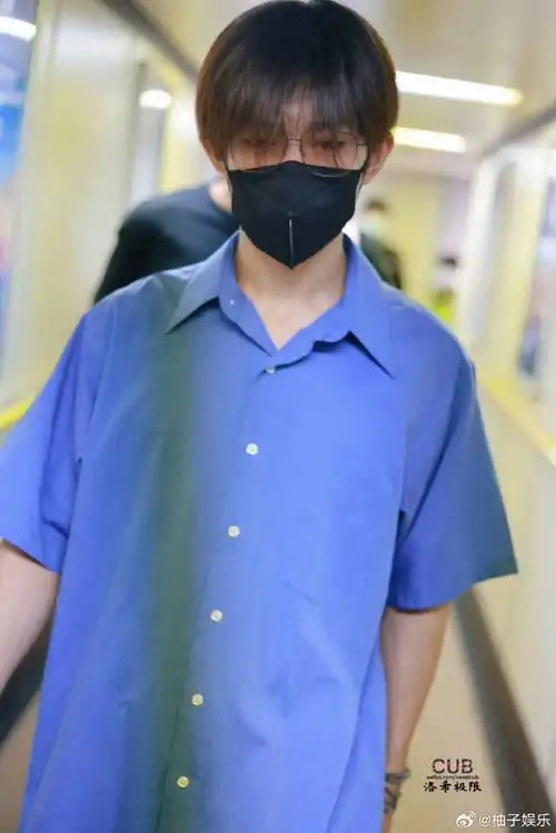 易烊千玺蓝色衬衫