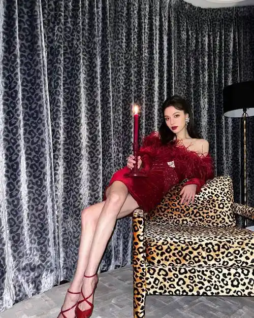 钟楚曦晒美照,穿酒红色抹胸短裙秀美腿,未回应与张云龙恋情_消息_资源