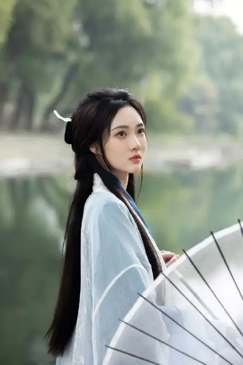 赵嘉敏佳人倩影湖边写真