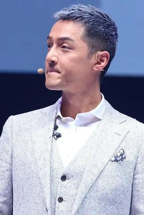 选择一个合适的发型,不仅可以展现个人形象与气质,还能彰显成熟稳重的