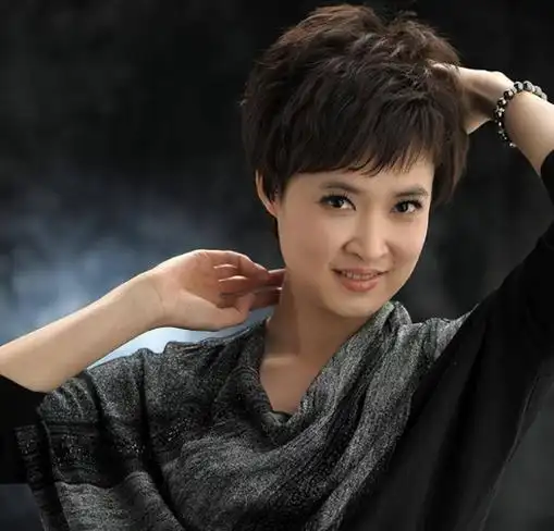 央视主持人桑晨:21岁进央视,工作29年零绯闻,老公身份未公布?