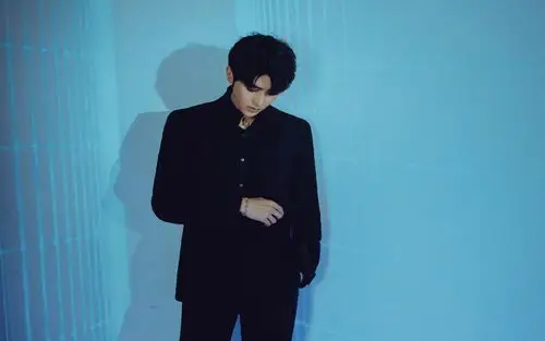 蔡徐坤冷峻帅气图片桌面壁纸