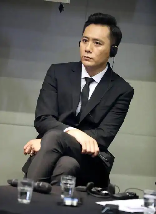 演员刘烨,在饭桌上对老婆一见钟情,结婚12年零绯闻