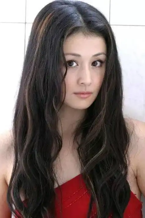 据说她为了饰演谢大脚这个角色增肥了20斤,之前年轻时是一个妥妥的