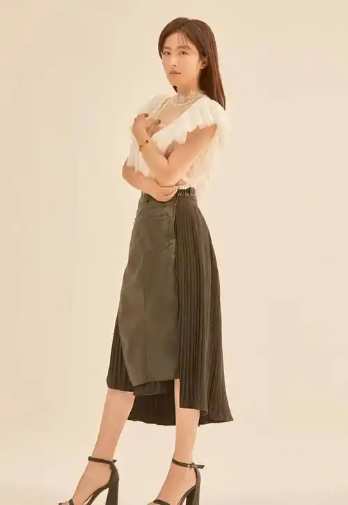 徐百卉气质太高级,穿黑色针织衫配拼接百褶裙,37岁美得好优雅