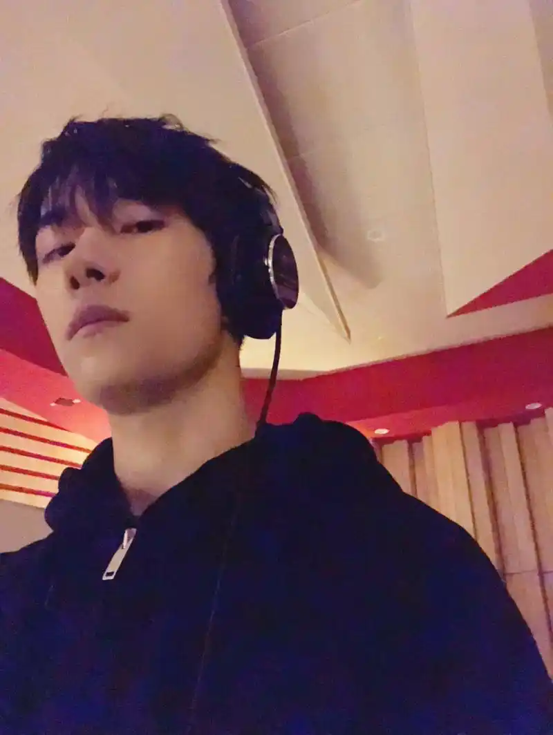 焖饼的蜜汁角度自拍05#易烊千玺 - 抖音