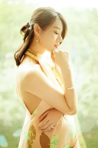 仙范儿!胡杏儿一袭暖色长裙如沐春风明媚优雅