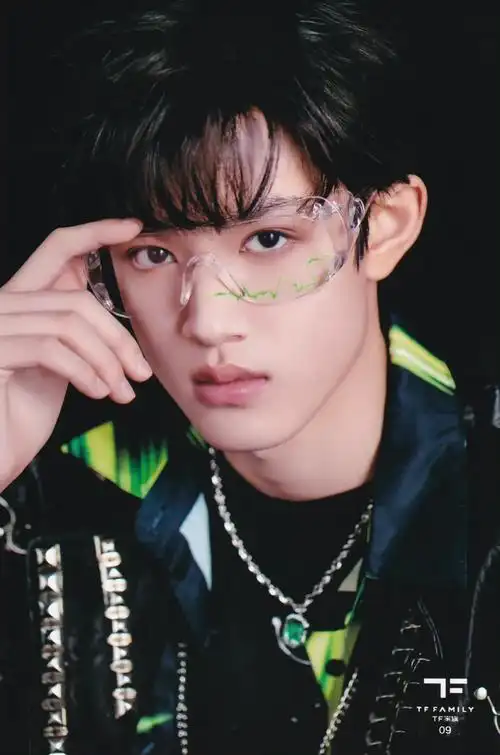 张极新年音乐会生写扫图~ 眼镜杀 侧颜杀 怼脸拍 满屏的大长腿