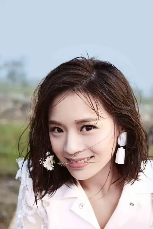 组图:黄英最新写真曝光 白色连衣裙尽显甜美_高清图集_新浪网