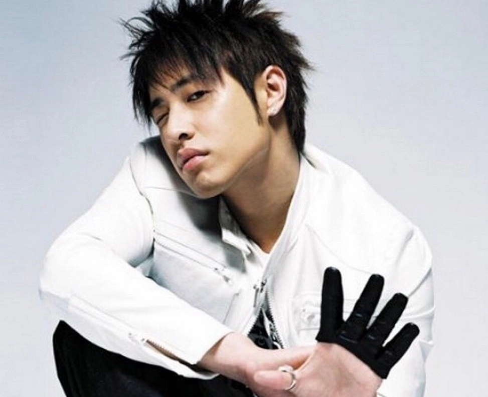 潘玮柏官宣结婚称"很幸福",看到照片后,网友表示:好好照顾她