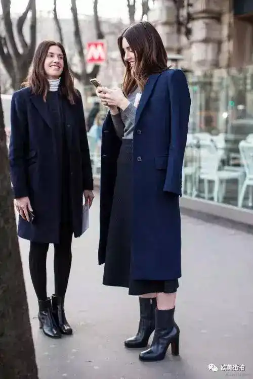 藏蓝色大衣在内搭上,颜色不外乎黑色和白色,也是较简约经典的色彩穿搭
