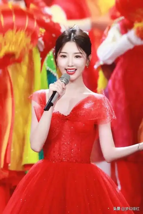 毛晓彤一袭红裙出席总台2022元宵晚会20多张美图明艳动人