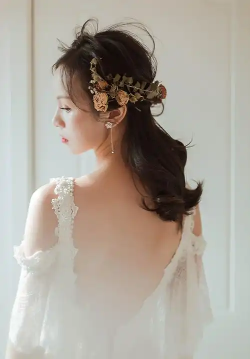 服务时长 12小时 详细内容 金牌化妆师,婚礼全程跟妆,补妆,更换造型