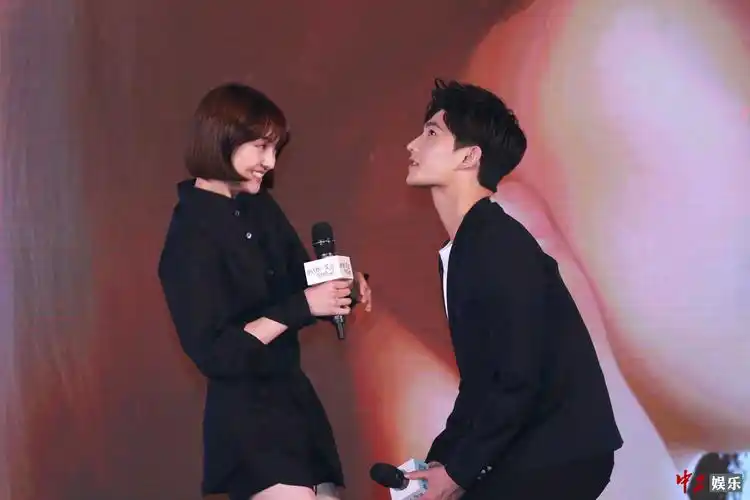 杨洋郑爽穿越光墙亮相回忆校园情书岁月