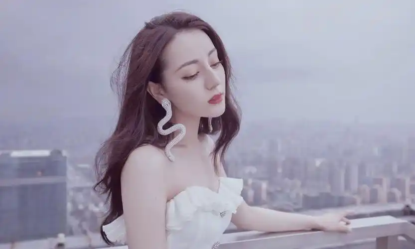 夏季如何获取c位迪丽热巴蛇形造型大片来袭