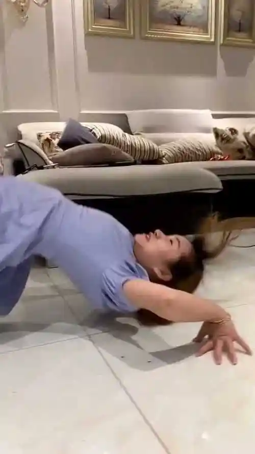 为了爆红网络小姐姐竟穿裙子倒立这下有眼福了