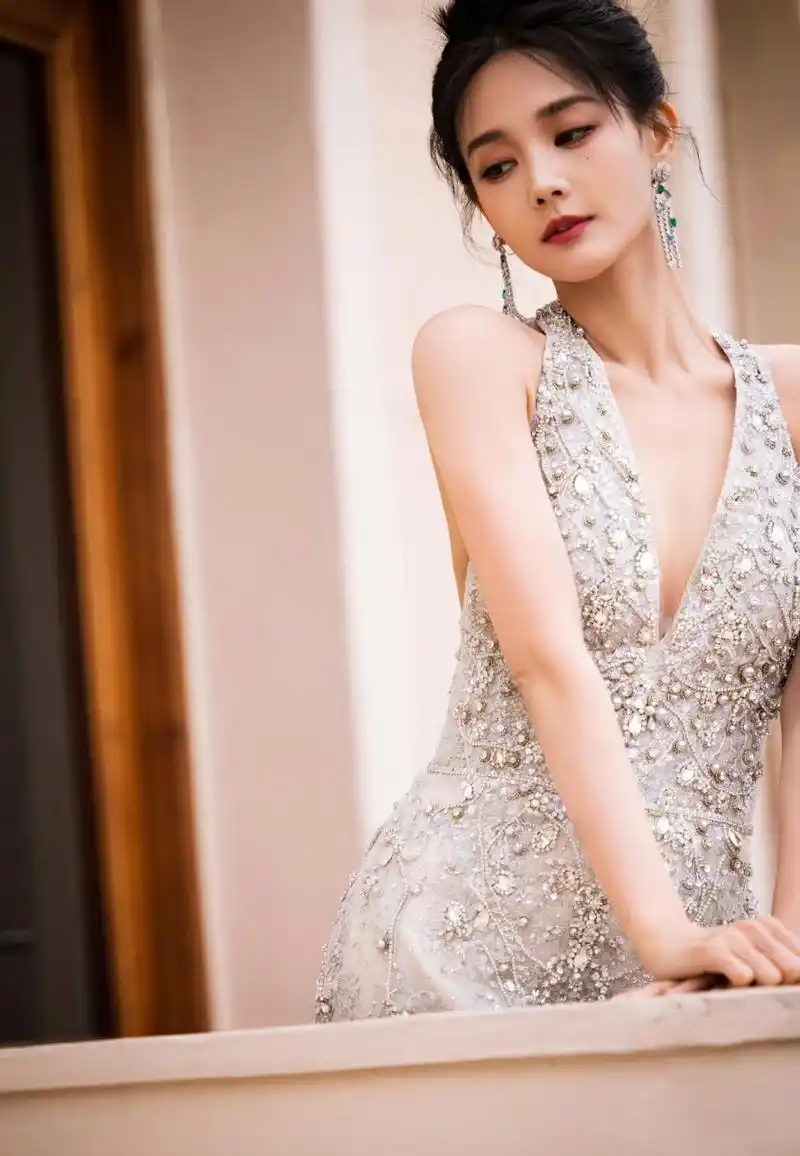 李一桐  性感晚礼服写真,大胆的造型,唯美的意境,真的让人抗不住啊!