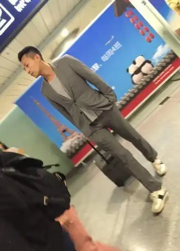 汪小菲黑色休闲服吃火锅 被赞"长得很帅"_新浪四川_新浪网