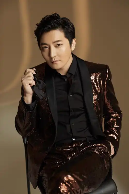 郭京飞红色亮片毛衣帅气图片34