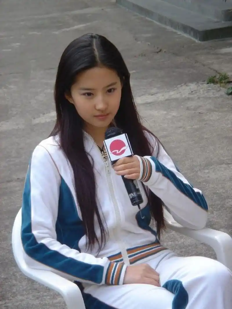 刘亦菲早期竟然穿运动服套装奔跑?不用点开大图就觉得是美女.