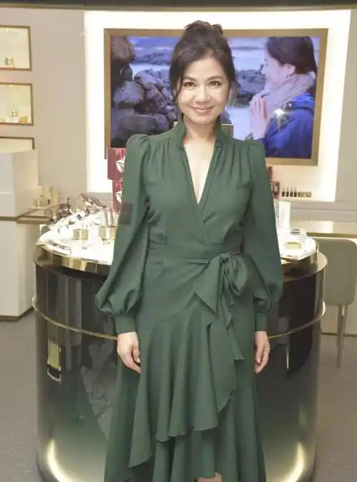 原创60岁的钟楚红真是不老女神穿衬衫连衣裙高贵典雅减龄又洋气