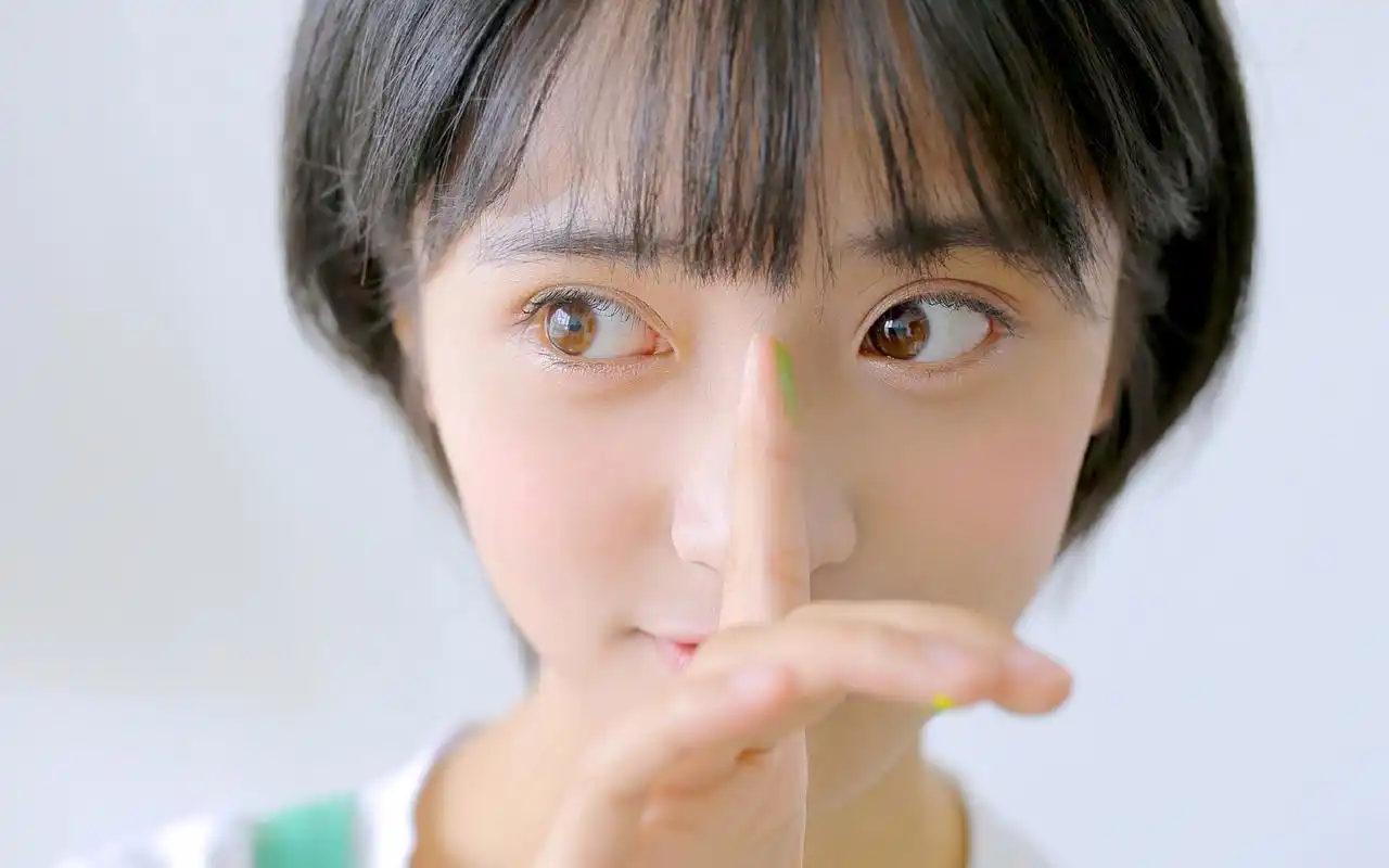 短发俏皮少女清新文艺写真图片壁纸