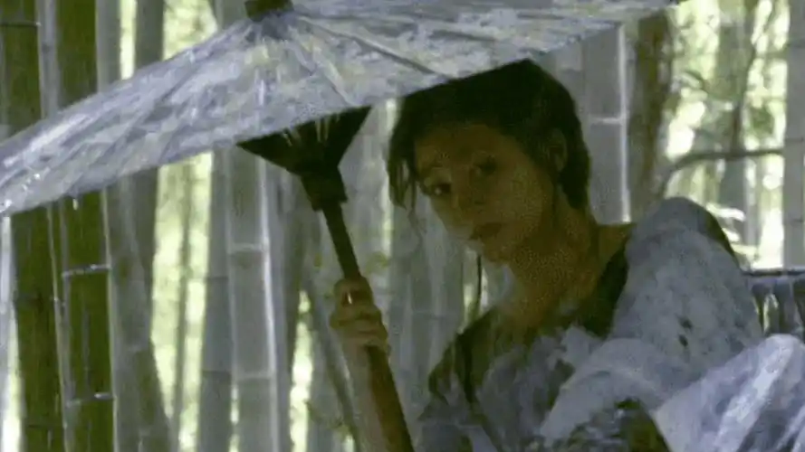 【影】关晓彤撑伞,惊鸿一瞥的绝美镜头