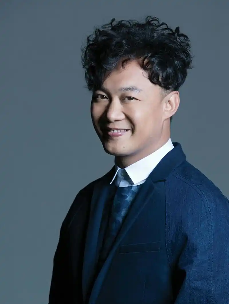 qq音乐上的陈奕迅的图片,求高清,大图,做壁纸谢谢