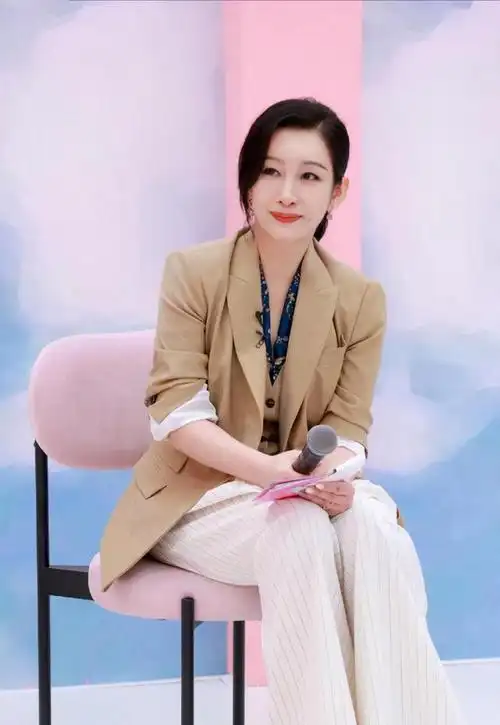 秦海璐是中年女人的典范,穿黑色西装气场全开,似霸气"女高管"