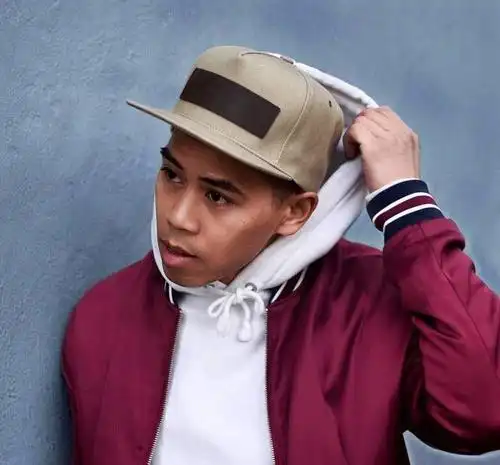 干货|皮肤黑的男生应该怎么穿搭,才能显得帅气?